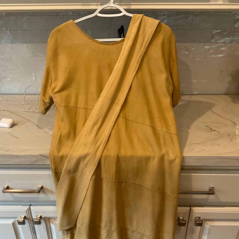 Ladies suede tan dress with matching tie belt. It has a goldfish hue